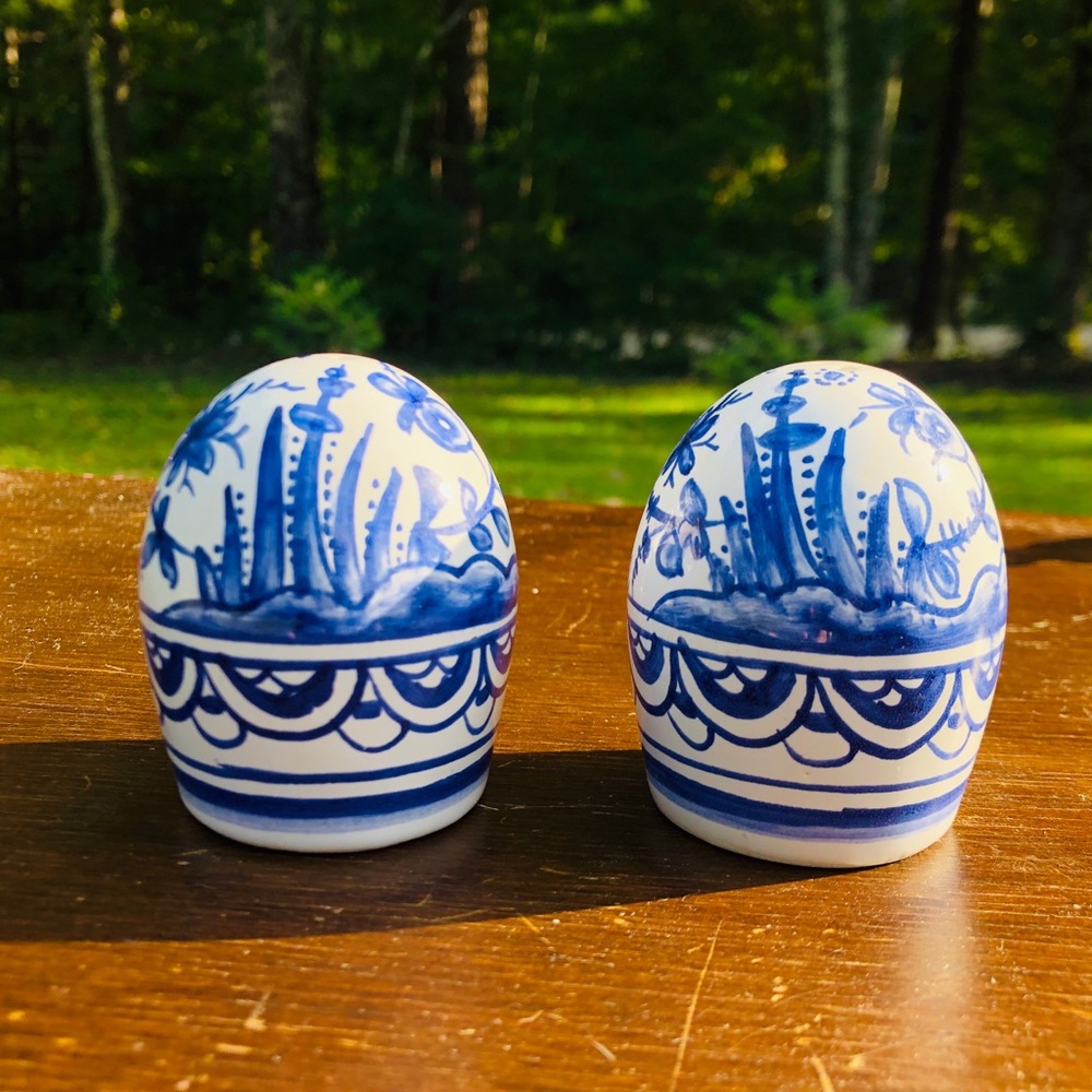VTG Hand Painted Blue Egg Salt & Pepper Shakers